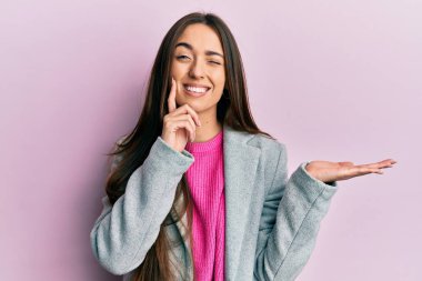 Genç İspanyol kız avuçlarını açmış elinde bir şeyle kameraya seksi bir ifadeyle bakıyor, neşeli ve mutlu bir yüzle.. 