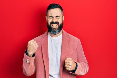 İş kıyafetleri giyen genç İspanyol adam şaşırdı ve şaşırdı. Kollarını kaldırdı ve gözlerini kapadı. 