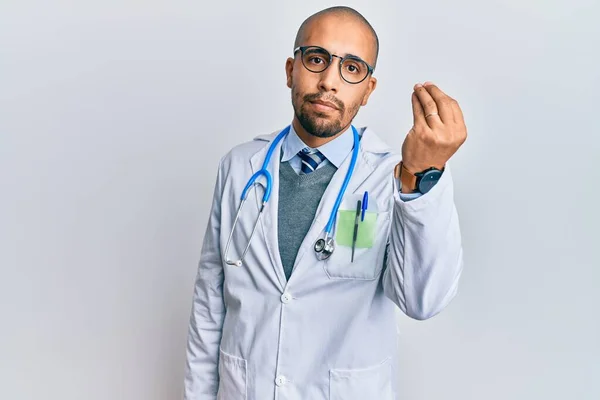 Hombre Adulto Hispano Vistiendo Uniforme Médico Estetoscopio Haciendo Gesto Italiano — Foto de Stock