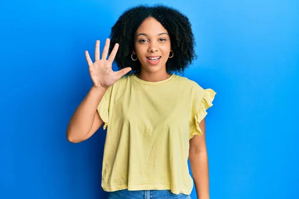 Ung Afrikansk Amerikansk Flicka Bär Casual Kläder Visar Och Pekar — Stockfoto