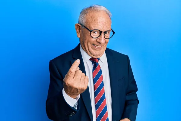 Idősebb Fehér Férfi Öltönyben Nyakkendőben Idejön Kézen Fogva Üdvözöl Mosolyog — Stock Fotó