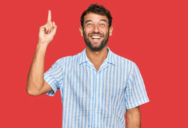 Hezký Mladý Muž Vousy Neformální Čerstvé Košili Ukazující Prstem Nahoru — Stock fotografie