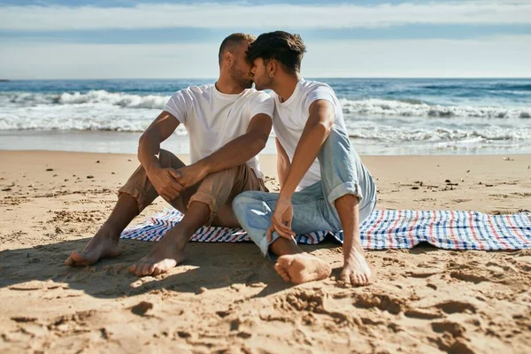 Jovem Gay Casal Beijos Sentado Praia — Fotografia de Stock