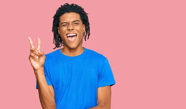 Joven Hombre Afroamericano Vistiendo Ropa Casual Sonriendo Con Cara Feliz —  Fotos de Stock