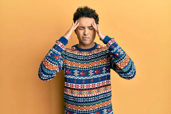 Hombre Guapo Joven Que Usa Suéter Invierno Casual Que Sufre —  Fotos de Stock