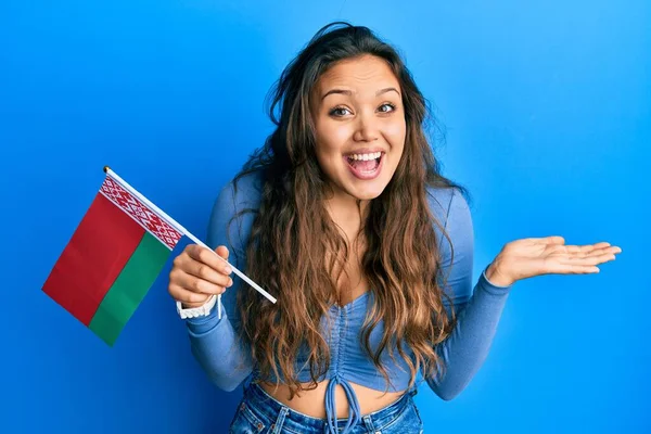 Menina Hispânica Jovem Segurando Bandeira Belarus Celebrando Realização Com Sorriso — Fotografia de Stock