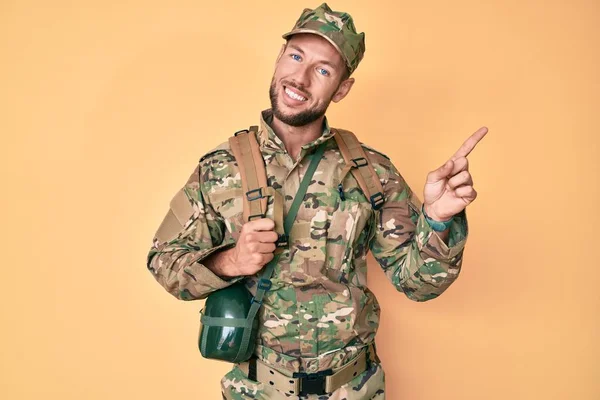 Jeune Homme Caucasien Portant Uniforme Armée Camouflage Cantine Souriant Heureux — Photo