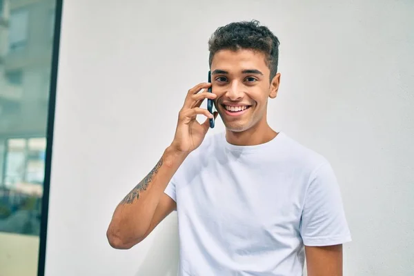 Genç Latin Adam Gülümsüyor Şehirde Akıllı Telefondan Konuşuyor — Stok fotoğraf