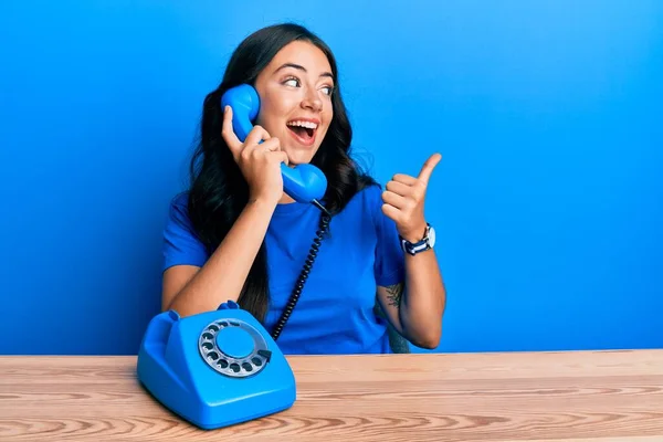 Beautiful Brunette Young Woman Speaking Vintage Telephone Pointing Thumb Side — ストック写真