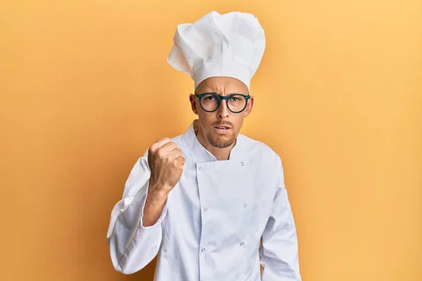 Skallig Man Med Skägg Bär Professionell Kock Uniform Arg Och — Stockfoto