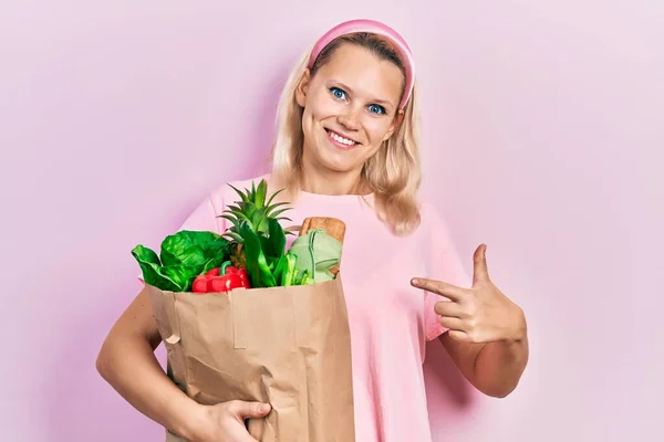 Krásná Kavkazské Blondýny Žena Drží Papírový Sáček Potravinami Úsměvem Šťastný — Stock fotografie