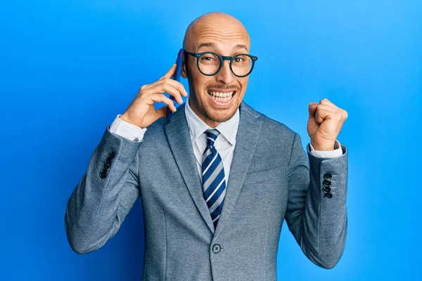 Skallig Man Med Skägg Har Samtal Talar Smartphone Skriker Stolt — Stockfoto