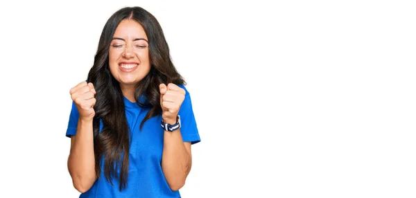 Mooie Brunette Jonge Vrouw Dragen Casual Kleding Opgewonden Voor Succes — Stockfoto