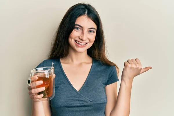 Junge Kaukasische Frau Mit Einer Tasse Tee Die Den Daumen — Stockfoto