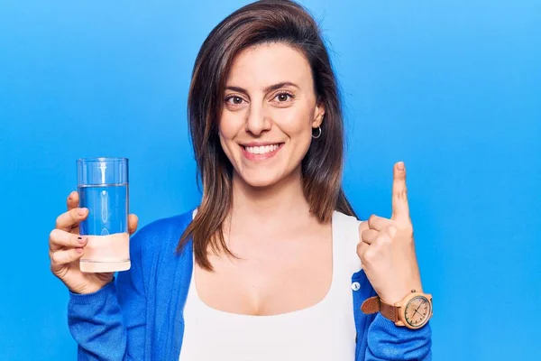 Ung Vacker Kvinna Dricka Glas Vatten Leende Med Idé Eller — Stockfoto
