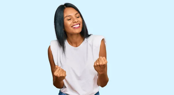 Mujer Afroamericana Joven Vistiendo Ropa Casual Muy Feliz Emocionada Haciendo — Foto de Stock