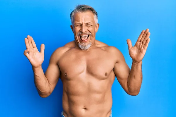 Hombre Pelo Gris Mediana Edad Pie Sin Camisa Celebrando Loco — Foto de Stock