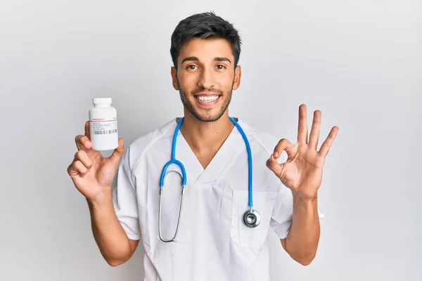 Jonge Knappe Man Doktersuniform Met Pillen Die Het Goed Doen — Stockfoto