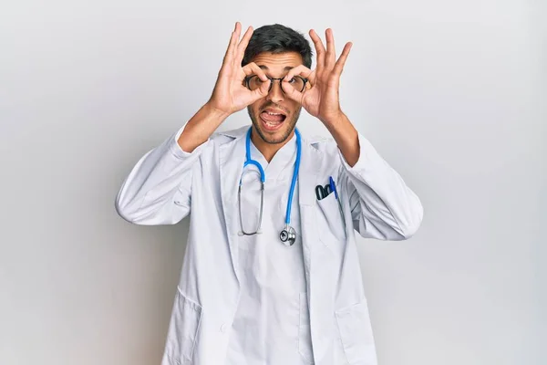 Homem Bonito Jovem Vestindo Uniforme Médico Estetoscópio Fazendo Gesto Como — Fotografia de Stock