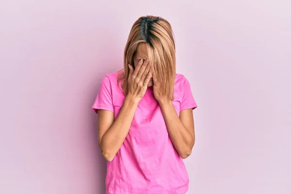 Mulher Loira Bonita Vestindo Camiseta Rosa Casual Esfregando Olhos Para — Fotografia de Stock