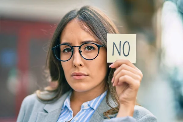 Junge Hispanische Geschäftsfrau Mit Ernstem Gesichtsausdruck Hält Mahnung Ohne Botschaft — Stockfoto