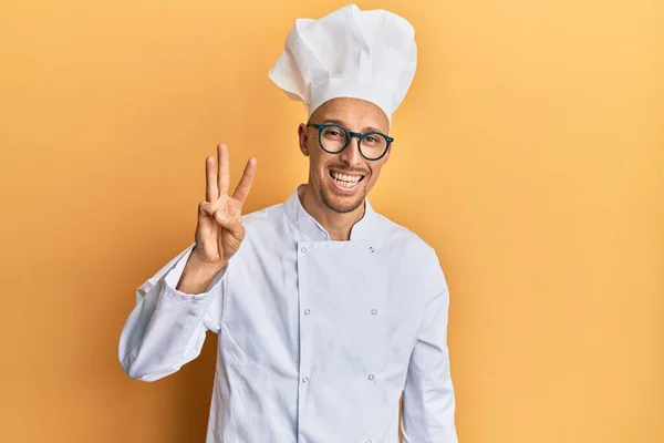 Skallig Man Med Skägg Bär Professionell Kock Uniform Visar Och — Stockfoto