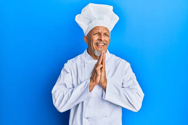 Hombre Pelo Gris Mediana Edad Con Uniforme Cocinero Profesional Sombrero —  Fotos de Stock