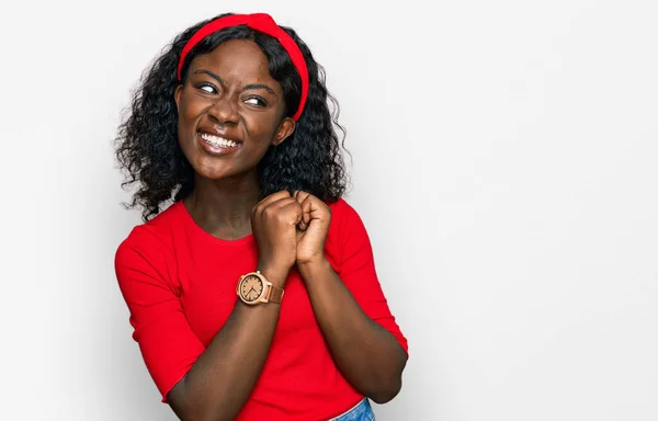 Vacker Afrikansk Ung Kvinna Bär Casual Kläder Skrattar Nervös Och — Stockfoto