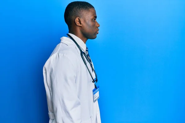 Joven Afroamericano Hombre Vistiendo Uniforme Médico Mirando Lado Relajarse Pose — Foto de Stock