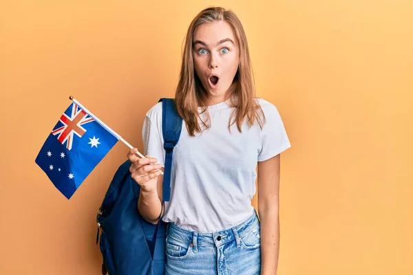 Beautiful Blonde Woman Exchange Student Holding Australia Flag Scared Amazed — Stock Photo, Image