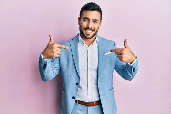 Joven Hombre Negocios Hispano Vistiendo Chaqueta Negocios Que Mira Confiado —  Fotos de Stock