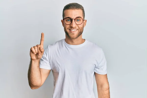 Junger Kaukasischer Mann Lässiger Kleidung Und Brille Zeigt Mit Finger — Stockfoto