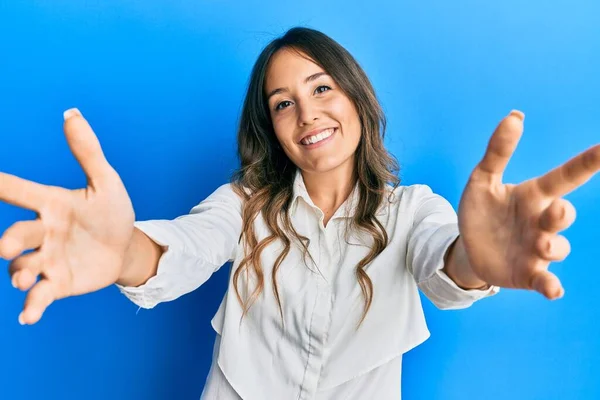 Junge Brünette Frau Lässiger Kleidung Die Die Kamera Lächelt Und — Stockfoto