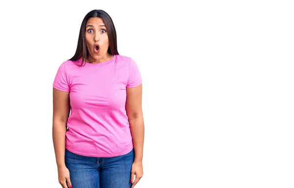 Junge Schöne Brünette Frau Lässigem Shirt Verängstigt Und Erstaunt Mit — Stockfoto