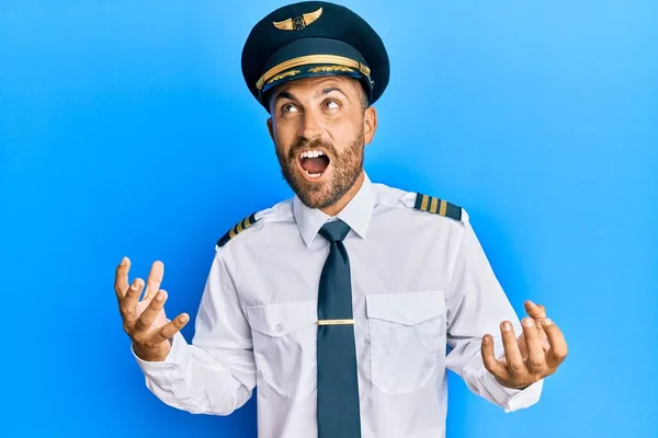 Hombre Guapo Con Barba Llevando Uniforme Piloto Avión Loco Loco —  Fotos de Stock