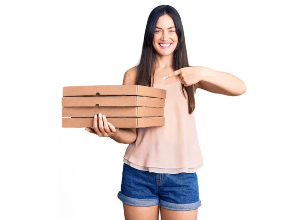 Молодая Красивая Белая Женщина Держит Доставку Пиццы Коробку Улыбаясь Счастливо — стоковое фото
