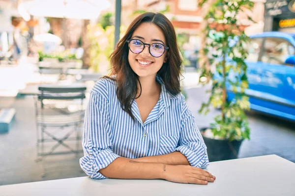 Jeune Femme Affaires Hispanique Souriant Heureux Assis Terrasse Café — Photo