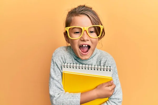 Pequena Menina Bonita Vestindo Óculos Segurando Livros Sorrindo Rindo Duro — Fotografia de Stock