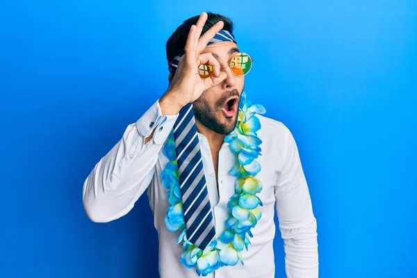 Νεαρός Ισπανόφωνος Επιχειρηματίας Φορώντας Κόμμα Αστείο Στυλ Γραβάτα Στο Κεφάλι — Φωτογραφία Αρχείου
