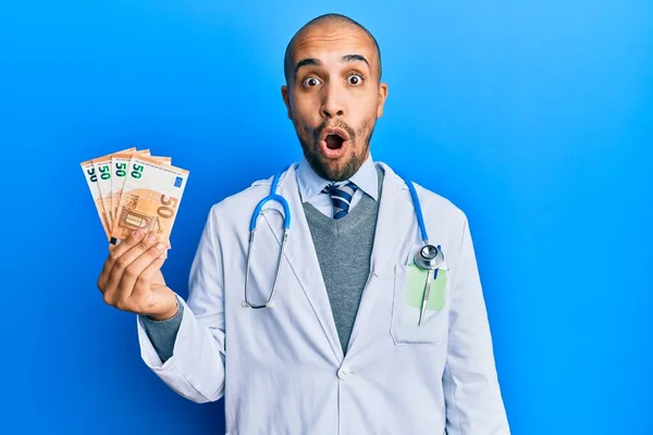 Hispanischer Erwachsener Arzt Medizinischer Uniform Mit Euro Scheinen Erschrocken Und — Stockfoto