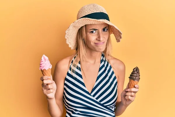 問題のために動揺を眉をひそめて アイスクリーム懐疑的かつ神経を保持夏のスタイルを身に着けている美しいブロンドの女性 否定的な人 — ストック写真