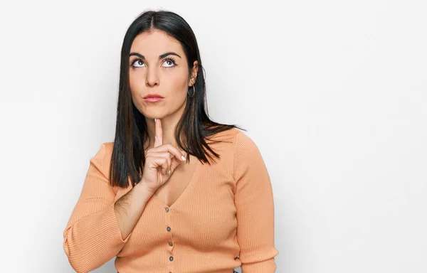 Jonge Latino Vrouw Dragen Casual Kleding Denken Geconcentreerd Twijfel Met — Stockfoto