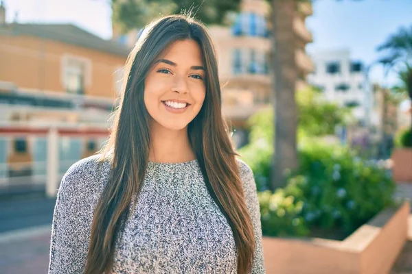 Young Beautiful Hispanic Girl Smiling Happy Walking City — Stock Photo, Image