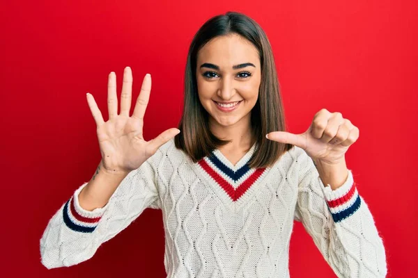 Junges Brünettes Mädchen Trägt Lässigen Studentenpullover Und Zeigt Mit Finger — Stockfoto