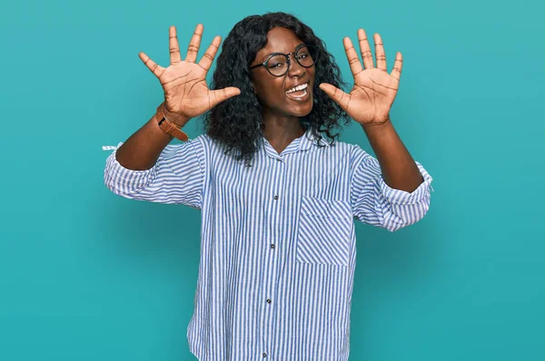 Красива Африканська Молода Жінка Повсякденному Одязі Окулярах Показуючи Вказуючи Пальцями — стокове фото
