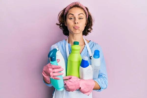 Young Brunette Woman Wearing Cleaner Apron Holding Cleaning Products Puffing — Stock Photo, Image