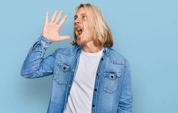 Blanke Man Met Blond Lang Haar Draagt Casual Spijkerjasje Schreeuwend — Stockfoto