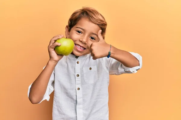 Förtjusande Latinbarn Som Håller Grönt Äpple Leende Glad Och Positiv — Stockfoto