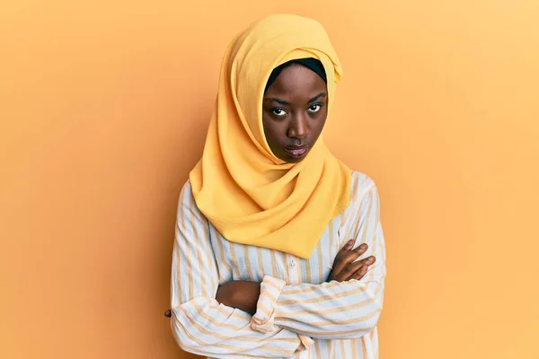 Belle Jeune Femme Africaine Portant Hijab Traditionnel Islamique Écharpe Sceptique — Photo