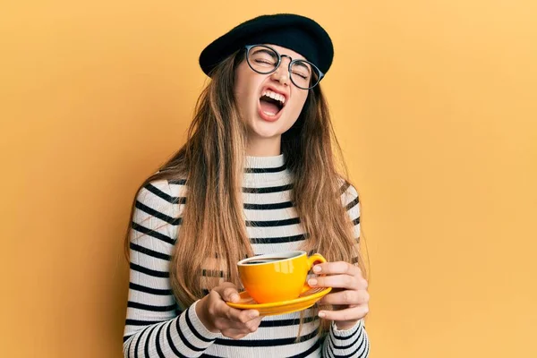 Joven Mujer Caucásica Usando Estilo Francés Bebiendo Una Taza Café — Foto de Stock